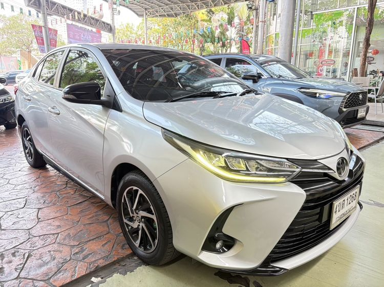 รถ Toyota Yaris ATIV 1.2 Sport Premium สี ขาว