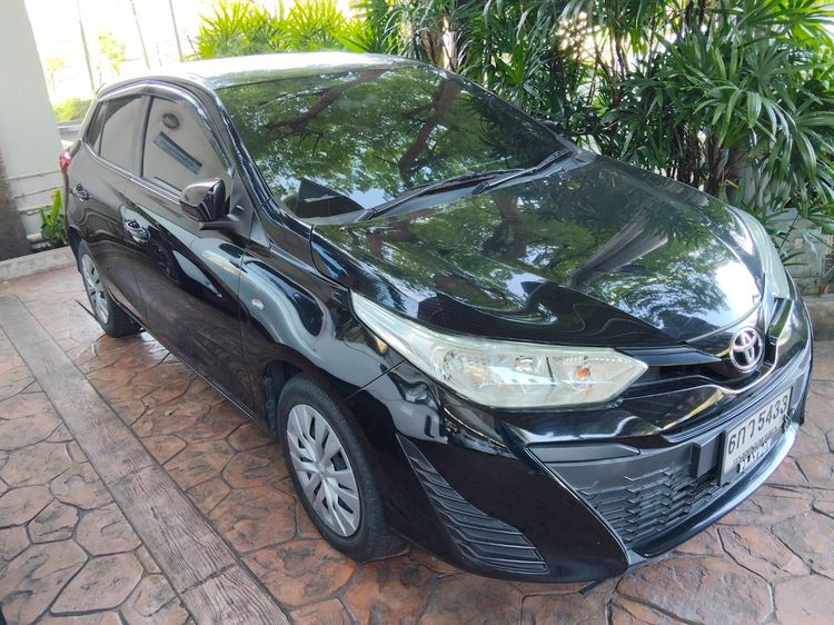 รถ Toyota Yaris 1.2 J สี ดำ