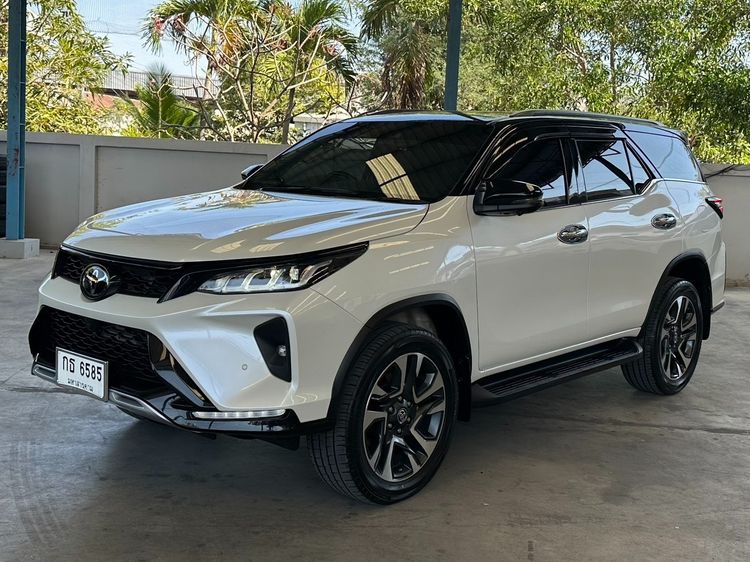 รถ Toyota Fortuner 2.8 Legender Black Top 4WD สี ขาว