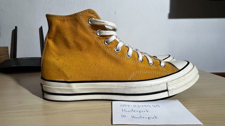 รองเท้าผ้าใบหุ้มข้อ Converse (สีเหลือง)