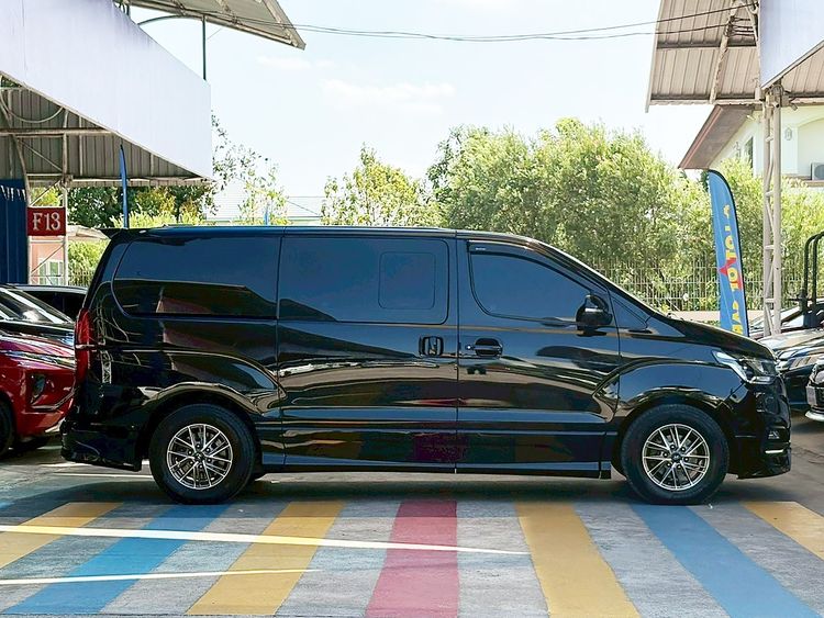 Hyundai H-1  2018 2.5 Deluxe Van ดีเซล ไม่ติดแก๊ส เกียร์อัตโนมัติ ดำ รูปที่ 2