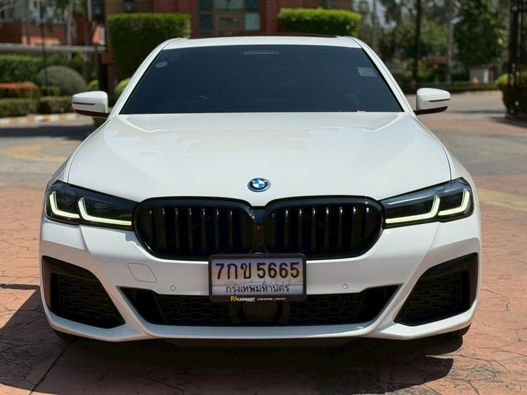BMW Series 5 2023 530e Sedan ปลั๊กอินไฮบริด (PHEV) เกียร์อัตโนมัติ ขาว รูปที่ 2