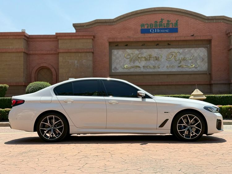 BMW Series 5 2023 530e Sedan ปลั๊กอินไฮบริด (PHEV) เกียร์อัตโนมัติ ขาว รูปที่ 3