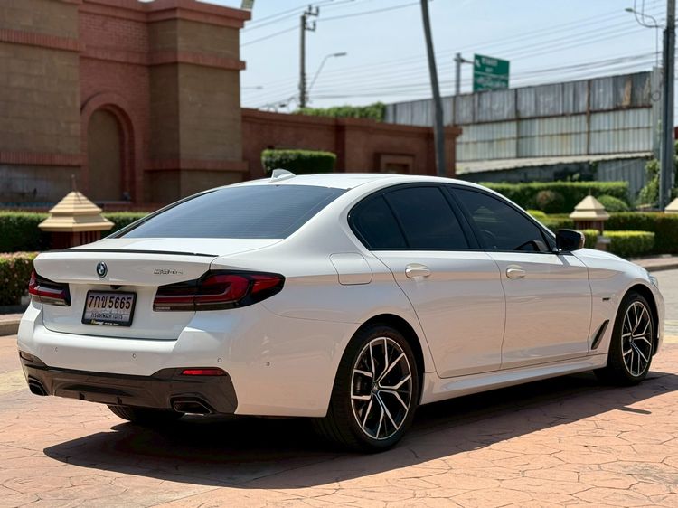 BMW Series 5 2023 530e Sedan ปลั๊กอินไฮบริด (PHEV) เกียร์อัตโนมัติ ขาว รูปที่ 4