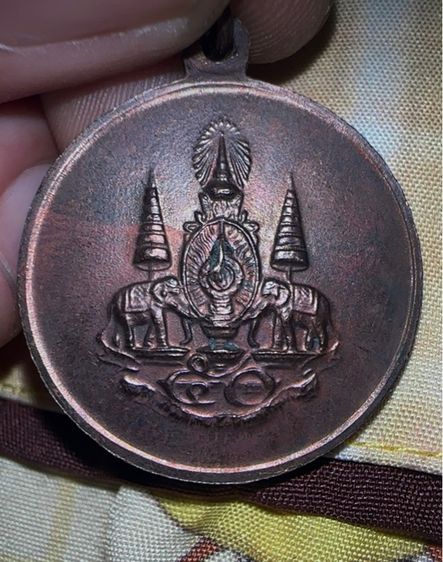 ✅ เหรียญพระศรีศากยะทศพลญาณ พระลีลา 25 พุทธศตวรรษ รูปที่ 3