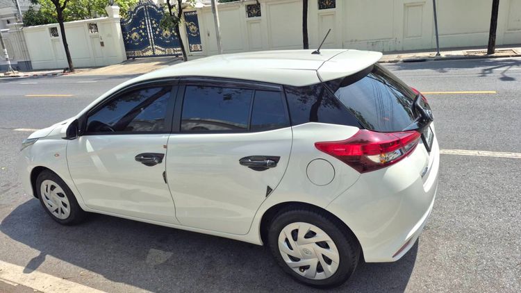 Toyota Yaris 2022 1.2 Entry Sedan เบนซิน ไม่ติดแก๊ส เกียร์อัตโนมัติ ขาว รูปที่ 4