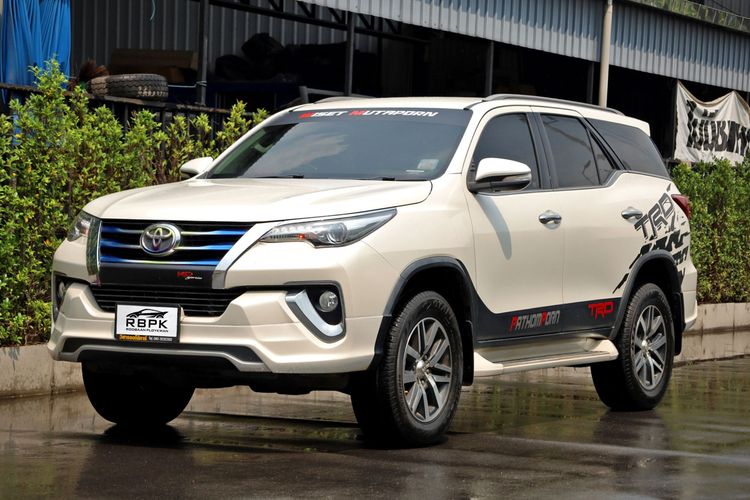 รถ Toyota Fortuner 2.4 V สี ขาว