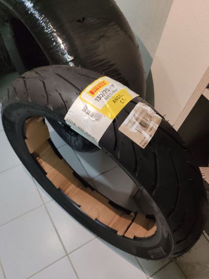 ยางรถมอเตอร์ไซค์บิ๊กไบค์ R15 ยี่ห้อ PIRELLI  