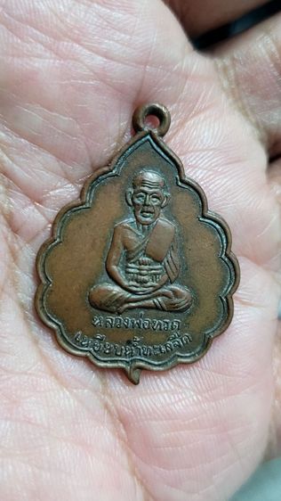 พระบูชาหลวงพ่อทวด สำนักปู่สวรรค์ รุ่นแรก ปี2516 หน้าตัก4 นิ้ว บรรจุดิน9ประเทศ 
สภาพสวยเดิมๆผิวหิ้งแห้ง เจ้าของเก็บสะสมไว้อย่างดี รูปที่ 9