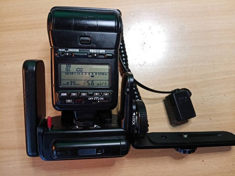 Nikon ขาจับกล้องพร้อมแฟลช