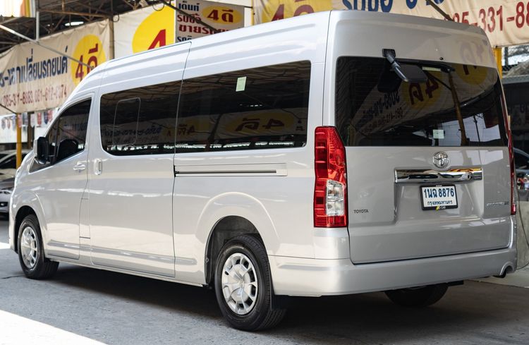 Toyota Commuter 2024 2.8 Van ดีเซล ไม่ติดแก๊ส เกียร์ธรรมดา เทา รูปที่ 3