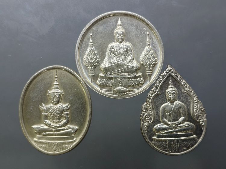 เหรียญพระแก้วมรกต ภปร รุ่นสอง ชุด 3 ฤดู เนื้อเงิน ฉลองกรุงรัตนโกสินทร์ 200 ปี พ.ศ.2525 พร้อมกล่องเดิม รูปที่ 2