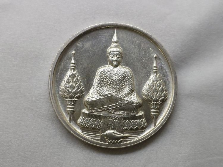 เหรียญพระแก้วมรกต ภปร รุ่นสอง ชุด 3 ฤดู เนื้อเงิน ฉลองกรุงรัตนโกสินทร์ 200 ปี พ.ศ.2525 พร้อมกล่องเดิม รูปที่ 4