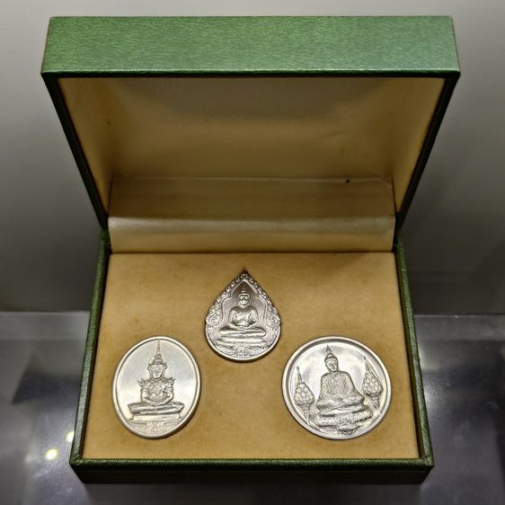 เหรียญพระแก้วมรกต ภปร รุ่นสอง ชุด 3 ฤดู เนื้อเงิน ฉลองกรุงรัตนโกสินทร์ 200 ปี พ.ศ.2525 พร้อมกล่องเดิม
