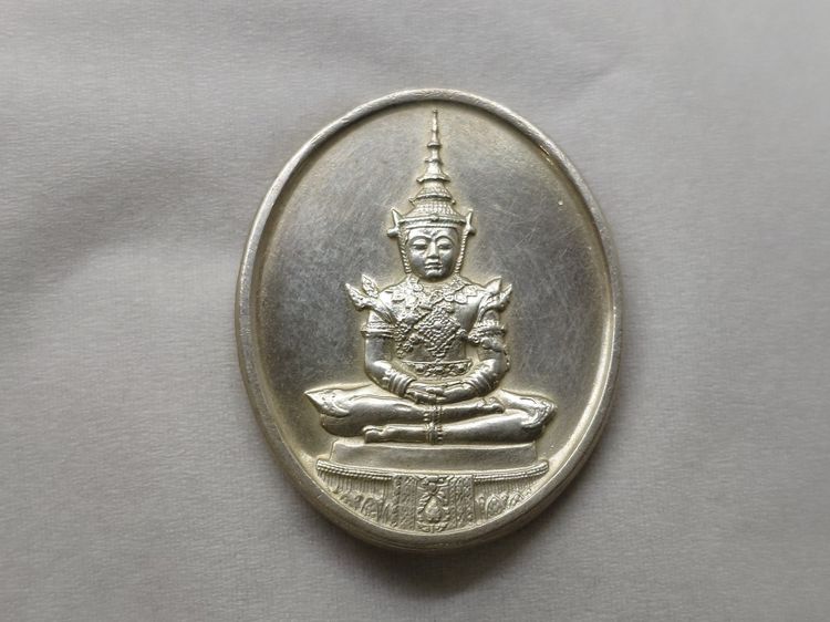 เหรียญพระแก้วมรกต ภปร รุ่นสอง ชุด 3 ฤดู เนื้อเงิน ฉลองกรุงรัตนโกสินทร์ 200 ปี พ.ศ.2525 พร้อมกล่องเดิม รูปที่ 5