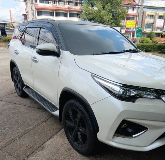 รถ Toyota Fortuner 2.8 V TRD Sportivo Black Top สี ขาว