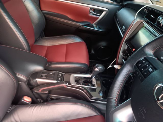 Toyota Fortuner 2018 2.8 V TRD Sportivo Black Top Utility-car ดีเซล ไม่ติดแก๊ส เกียร์อัตโนมัติ ขาว รูปที่ 3