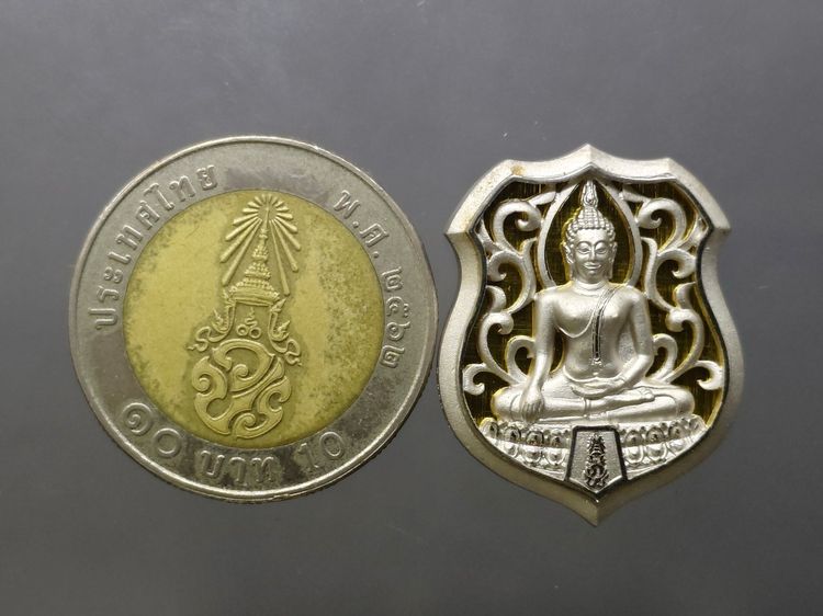 พระพุทธรูปคุ้มเกล้าฯ รูปอาร์ม เนื้อเงิน ชุบทองคำขาว "ใต้ร่มพระบารมี คุ้มเกล้าฯ ที่ระลึก 60 ปี โรงพยาบาลภูมิพลฯ ปี2552 พร้อมตลับเดิม รูปที่ 7