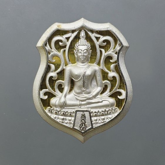 พระพุทธรูปคุ้มเกล้าฯ รูปอาร์ม เนื้อเงิน ชุบทองคำขาว "ใต้ร่มพระบารมี คุ้มเกล้าฯ ที่ระลึก 60 ปี โรงพยาบาลภูมิพลฯ ปี2552 พร้อมตลับเดิม รูปที่ 3