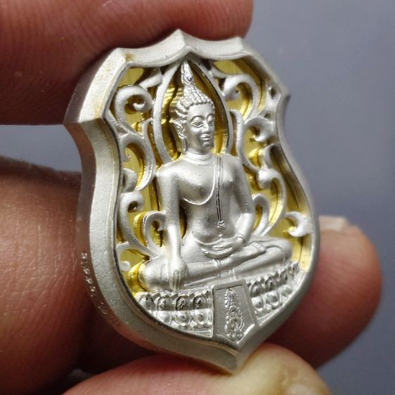 พระพุทธรูปคุ้มเกล้าฯ รูปอาร์ม เนื้อเงิน ชุบทองคำขาว "ใต้ร่มพระบารมี คุ้มเกล้าฯ ที่ระลึก 60 ปี โรงพยาบาลภูมิพลฯ ปี2552 พร้อมตลับเดิม รูปที่ 5