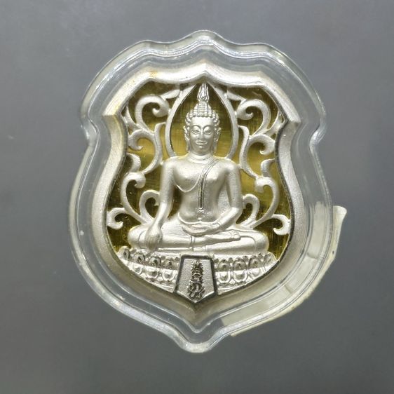 พระพุทธรูปคุ้มเกล้าฯ รูปอาร์ม เนื้อเงิน ชุบทองคำขาว "ใต้ร่มพระบารมี คุ้มเกล้าฯ ที่ระลึก 60 ปี โรงพยาบาลภูมิพลฯ ปี2552 พร้อมตลับเดิม รูปที่ 2