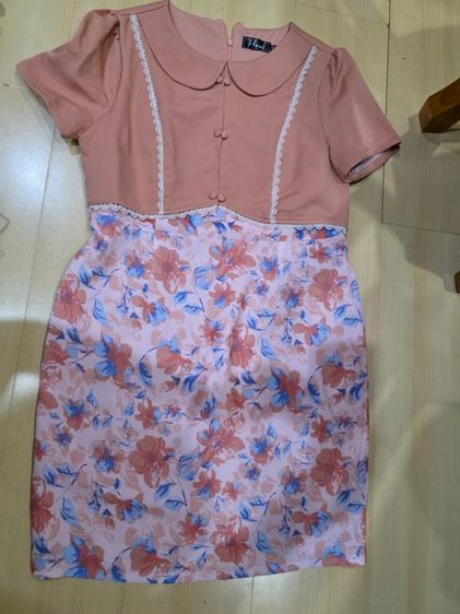 เดรสป้ายแบรนด์ Phawi ไซส์ 2XL โดยทั่วไปจะมีขนาดรอบอกประมาณ 40-42 นิ้ว ซึ่งเหมาะสำหรับผู้ที่มีรอบเอวประมาณ 32-34 นิ้ว รูปที่ 4