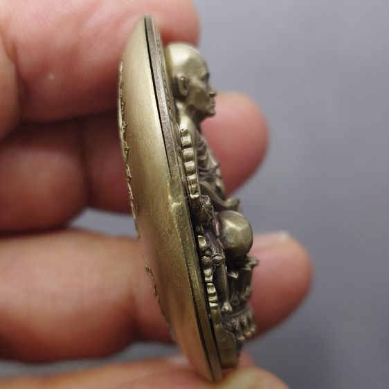 เหรียญหลวงพ่อทวดนั่งพาน รุ่น1 พิมพ์รูปไข่ เนื้ออัลปาก้า พุทธอุทยานมหาราช วัดวชิรธรรมาราม ปี2556 พร้อมกล่องเดิม รูปที่ 6