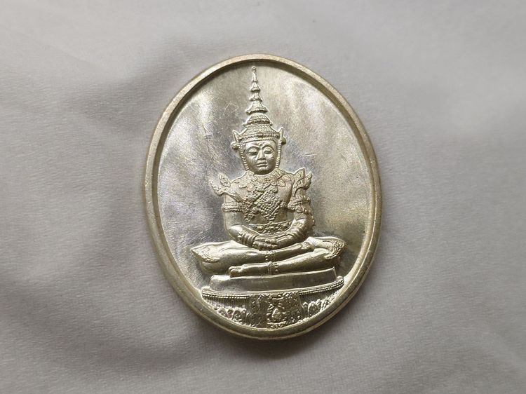 เหรียญพระแก้วมรกต ภปร รุ่นสอง ชุด 3 ฤดู เนื้อเงิน ฉลองกรุงรัตนโกสินทร์ 200 ปี พ.ศ.2525 พร้อมกล่อง รูปที่ 5