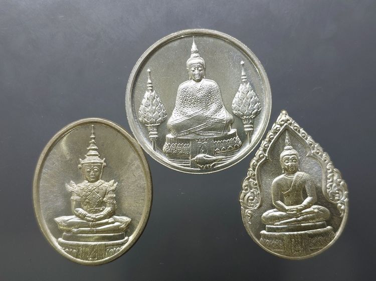 เหรียญพระแก้วมรกต ภปร รุ่นสอง ชุด 3 ฤดู เนื้อเงิน ฉลองกรุงรัตนโกสินทร์ 200 ปี พ.ศ.2525 พร้อมกล่อง รูปที่ 2