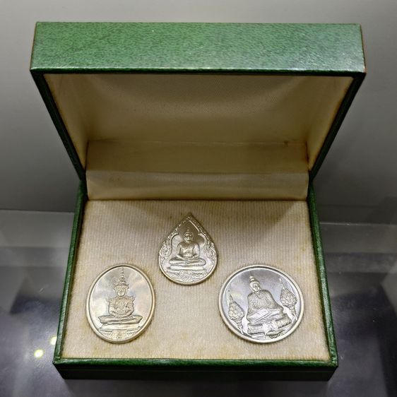 เหรียญพระแก้วมรกต ภปร รุ่นสอง ชุด 3 ฤดู เนื้อเงิน ฉลองกรุงรัตนโกสินทร์ 200 ปี พ.ศ.2525 พร้อมกล่อง