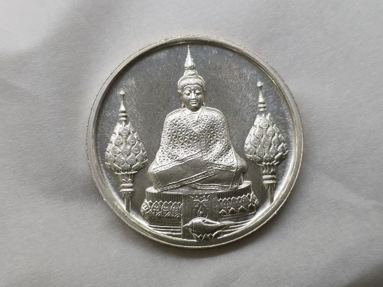 เหรียญพระแก้วมรกต ภปร รุ่นสอง ชุด 3 ฤดู เนื้อเงิน ฉลองกรุงรัตนโกสินทร์ 200 ปี พ.ศ.2525 พร้อมกล่อง รูปที่ 4