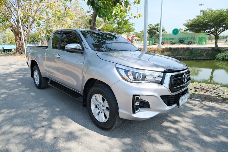 รถ Toyota Hilux Revo 2.4 Prerunner E Plus สี บรอนซ์เงิน