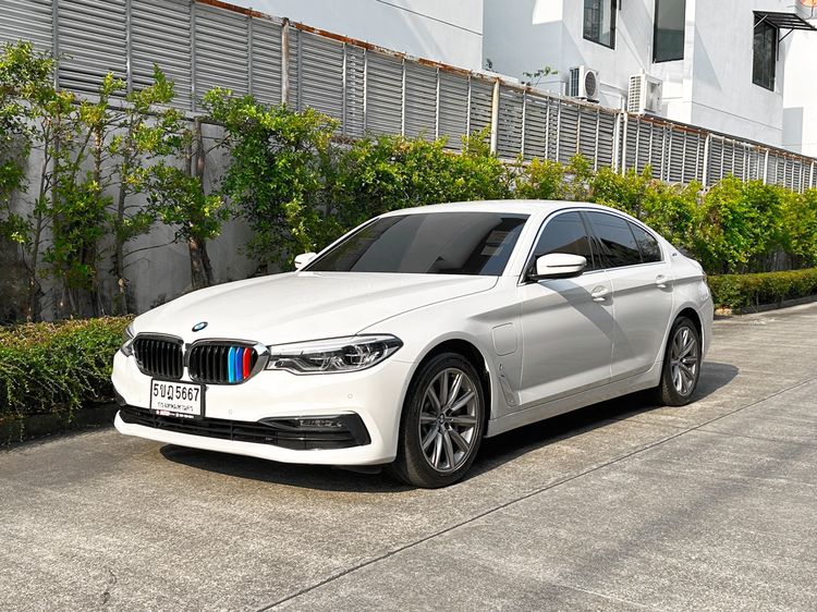 รถ BMW Series 5 530e สี ขาว
