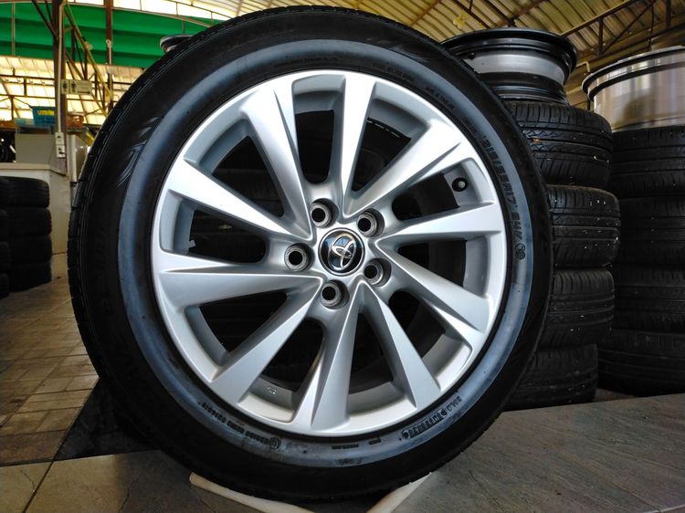 แม็กโตโยต้า ขอบ17 พร้อมยางดันลอป 215 55 17 ปี24 แม็กสีเดิมไม่ดุ้งไม่คดไม่แตกพร้อมยางสวยทุกเส้นตามรูปใส่ camry chr innova revo vigo13500 รูปที่ 2