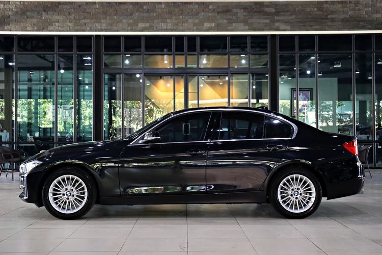 BMW Series 3 2015 320d Sedan ดีเซล ไม่ติดแก๊ส เกียร์อัตโนมัติ ดำ รูปที่ 3