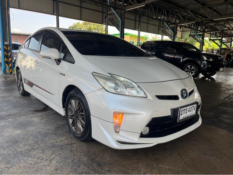 รถ Toyota Prius 1.8 TRD Sportivo สี ขาว
