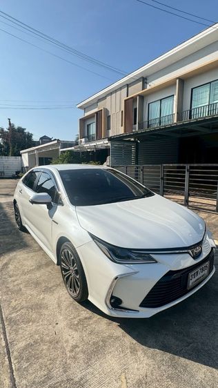 รถ Toyota Altis 1.8 Hybrid Premium Safety สี ขาว