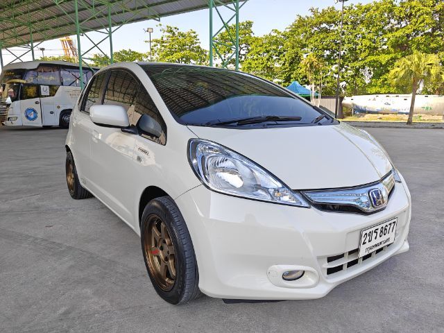 Honda Jazz 2013 1.3 Hybrid Sedan ไฮบริด ไม่ติดแก๊ส เกียร์อัตโนมัติ ขาว รูปที่ 2