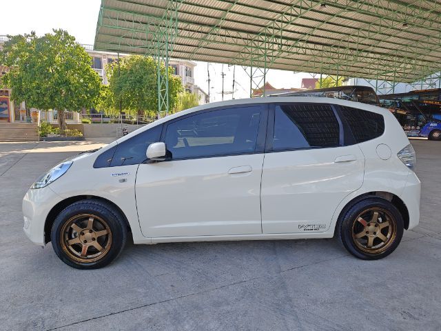 Honda Jazz 2013 1.3 Hybrid Sedan ไฮบริด ไม่ติดแก๊ส เกียร์อัตโนมัติ ขาว รูปที่ 4