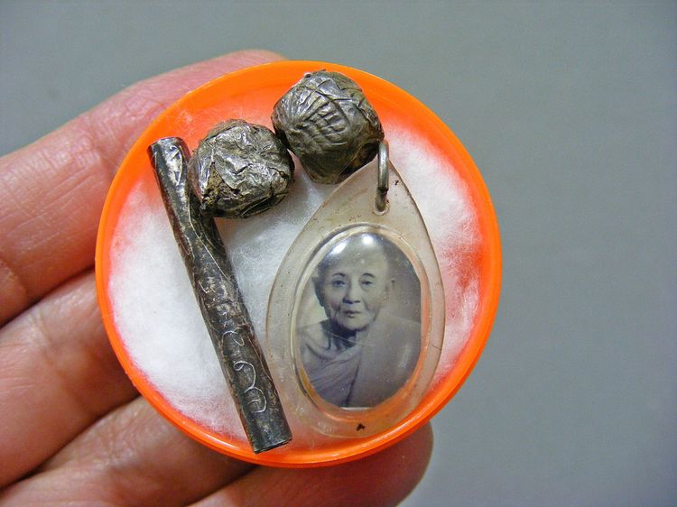 พระบ้านๆ ตะกรุดเงินเก่าๆ รอยจารเข้มขลัง 