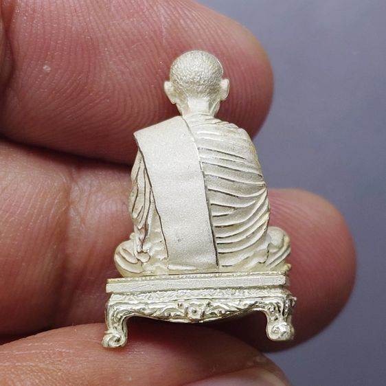 สมเด็จพระพุฒาจารย์ (โต พรหมรังสี) ลอยองค์พิมพ์ใหญ่ เนื้อเงิน อนุสรณ์ ๑๒๘ ปี วัดเกศไชโย พ.ศ.2543 กล่องเดิม รูปที่ 4