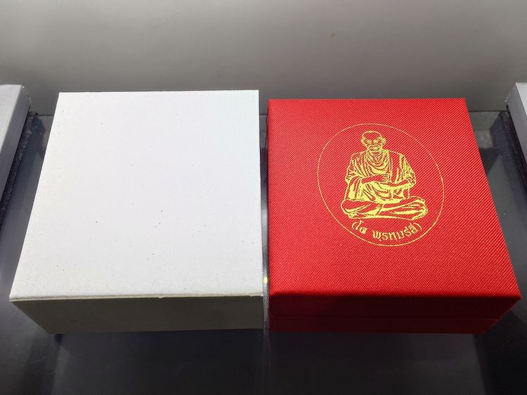 สมเด็จพระพุฒาจารย์ (โต พรหมรังสี) ลอยองค์พิมพ์ใหญ่ เนื้อเงิน อนุสรณ์ ๑๒๘ ปี วัดเกศไชโย พ.ศ.2543 กล่องเดิม รูปที่ 8