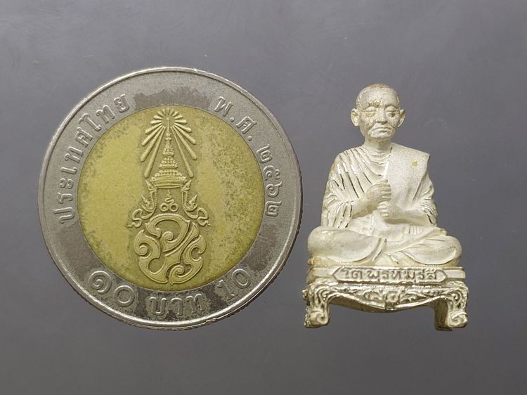 สมเด็จพระพุฒาจารย์ (โต พรหมรังสี) ลอยองค์พิมพ์ใหญ่ เนื้อเงิน อนุสรณ์ ๑๒๘ ปี วัดเกศไชโย พ.ศ.2543 กล่องเดิม รูปที่ 7