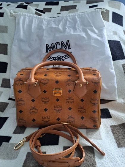 ขายกระเป๋า MCM ทรวงหมอน 25" พร้อมถุงผ้า สภาพพร้อมใช้งาน สนใจทักมาได้ค่ะ