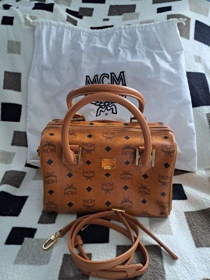 ขายกระเป๋า MCM ทรวงหมอน 25" พร้อมถุงผ้า สภาพพร้อมใช้งาน สนใจทักมาได้ค่ะ รูปที่ 2