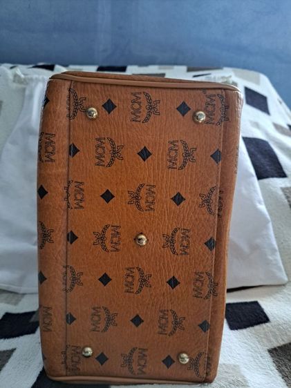 ขายกระเป๋า MCM ทรวงหมอน 25" พร้อมถุงผ้า สภาพพร้อมใช้งาน สนใจทักมาได้ค่ะ รูปที่ 6