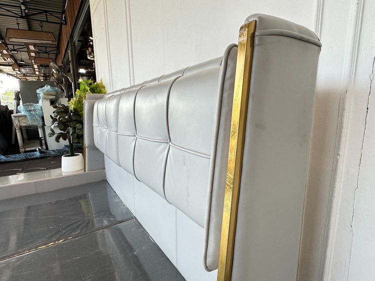 เตียงนอน 6 ฟุต หุ้มหนัง PU สีเทา หัวเตียงดึงดุม คิ้วสแตนเลสสีทอง แผ่นรองไม้อัดหุ้มผ้าสีเทาบุนวม รูปที่ 4