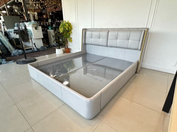 เตียงนอน 6 ฟุต หุ้มหนัง PU สีเทา หัวเตียงดึงดุม คิ้วสแตนเลสสีทอง แผ่นรองไม้อัดหุ้มผ้าสีเทาบุนวม รูปที่ 3