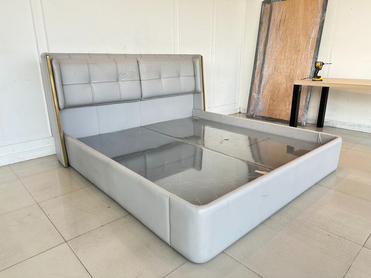 เตียงนอน 6 ฟุต หุ้มหนัง PU สีเทา หัวเตียงดึงดุม คิ้วสแตนเลสสีทอง แผ่นรองไม้อัดหุ้มผ้าสีเทาบุนวม รูปที่ 2