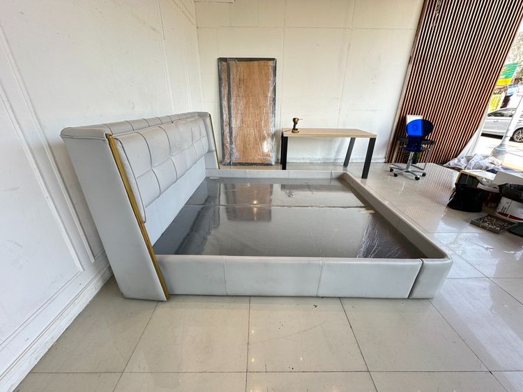 เตียงนอน 6 ฟุต หุ้มหนัง PU สีเทา หัวเตียงดึงดุม คิ้วสแตนเลสสีทอง แผ่นรองไม้อัดหุ้มผ้าสีเทาบุนวม รูปที่ 6